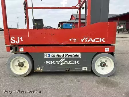 Vertical mast lift - SkyJack SJ12 (16)