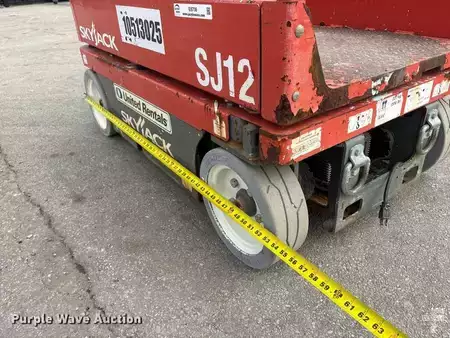 Vertical mast lift - SkyJack SJ12 (22)