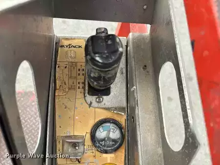 Vertical mast lift - SkyJack SJ12 (38)