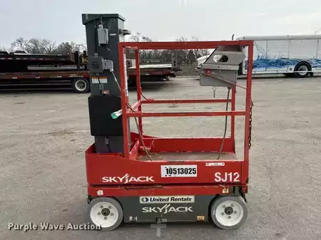 Vertical mast lift - SkyJack SJ12 (8)