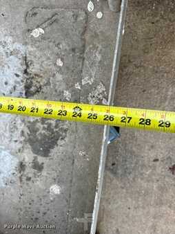 Vertical mast lift - Genie AWP-30S (14)