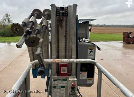 Vertical mast lift - Genie AWP-30S (16)