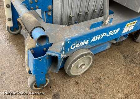 Vertical mast lift - Genie AWP-30S (35)
