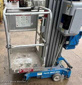 Vertical mast lift - Genie AWP-30S (9)