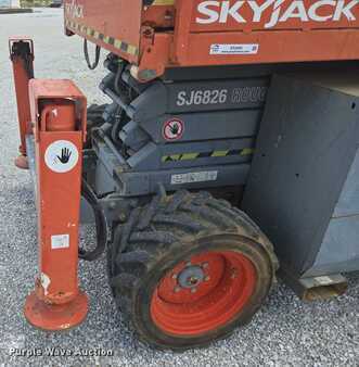 Scissor lift 2013  Skyjack SJ6826 RT (11)