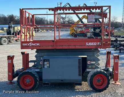 Plataforma Tijera 2013  Skyjack SJ 6832RT (4)