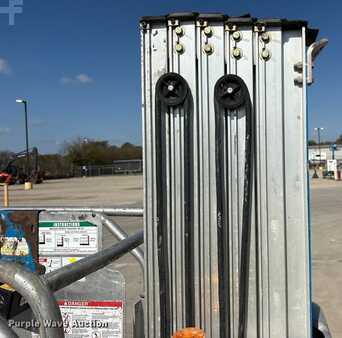 Vertical mast lift 2017  Genie GR-20 (10)