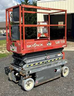 Scissor lift 2013  Skyjack SJIII 3219 (1)