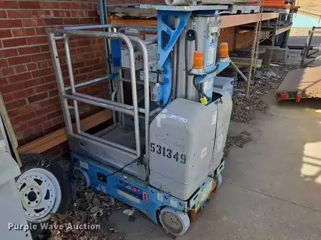 Vertical mast lift 2004  Genie GR-12 (1)