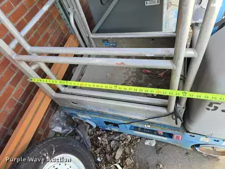 Vertical mast lift 2004  Genie GR-12 (12)