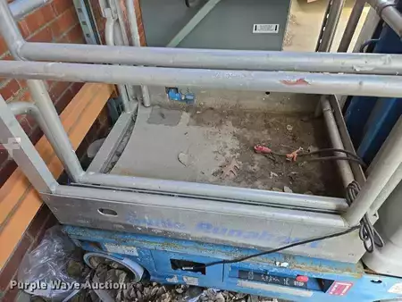 Vertical mast lift 2004  Genie GR-12 (15)