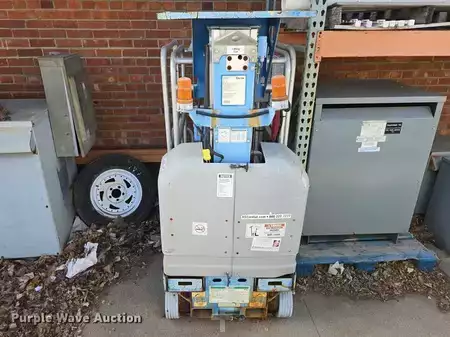 Vertical mast lift 2004  Genie GR-12 (5)