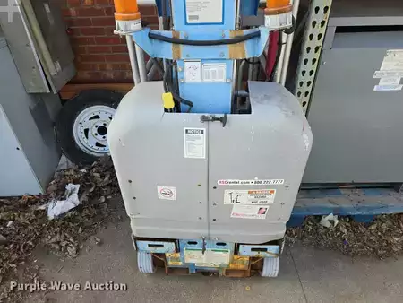 Vertical mast lift 2004  Genie GR-12 (7)