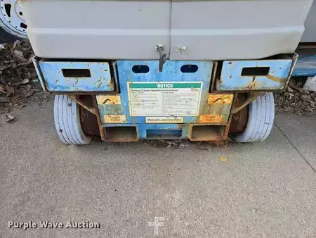 Vertical mast lift 2004  Genie GR-12 (8)