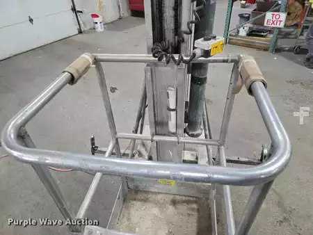 Vertical mast lift - Genie PEU-19AC (25)