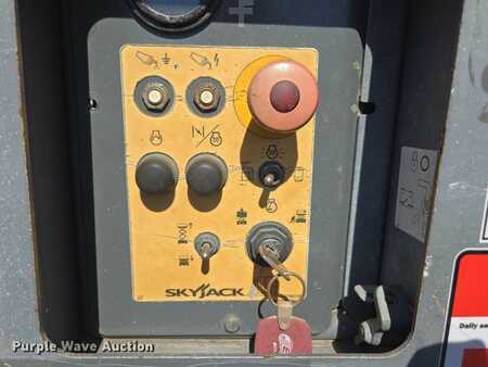Scissor lift 2014  Skyjack SJ 6832RT (24)
