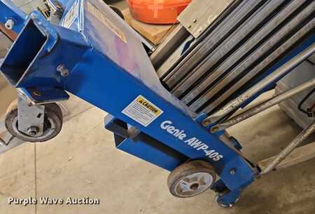 Vertical mast lift 2002  Genie AWP-40S (12)
