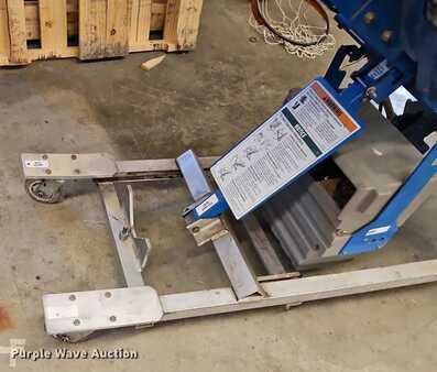 Vertical mast lift 2002  Genie AWP-40S (7)