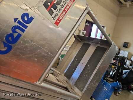 Vertical mast lift 2002  Genie AWP-40S (9)