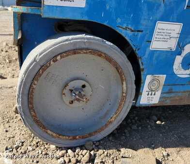 Vertical mast lift 2015  Genie GR20 (32)