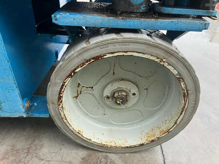 Pracovní plošina s nůžkovým zdvihem 2006  Genie GS-2032 (12)