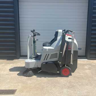 Aufsitz-Kehrsaugmaschine 2024  Comac CS800 (1)