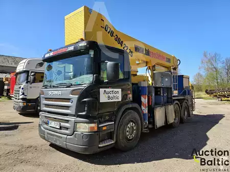 Plataforma sobre camión 2005  Scania P 310 (1)