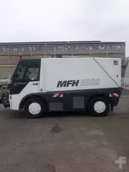 Stroj na čištění silnic  MFH 5500 (1)
