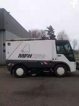Stroj na čištění silnic  MFH 5500 (3)