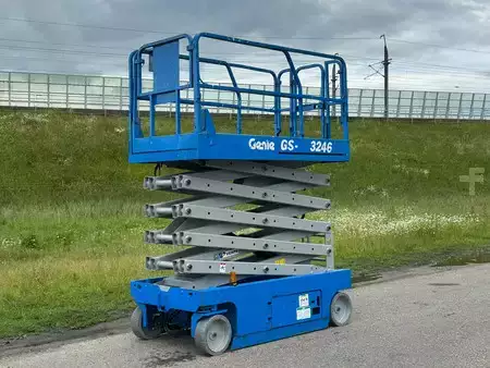 Scissors Lifts 2007  Genie GS 3246 12 meter (1)