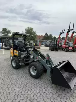 Kompaktní nakladače 2026 Giant G2500 X-tra HD Schutzdach (4)