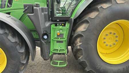 John Deere 6R215