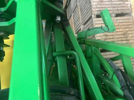 Outro 2010 John Deere 840i (11)