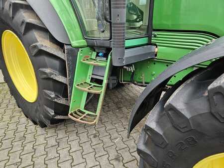 John Deere 6830