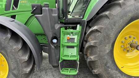 John Deere 6M240