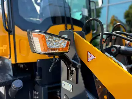 Retroescavadora compacto 2026 Günstig B910 (14)