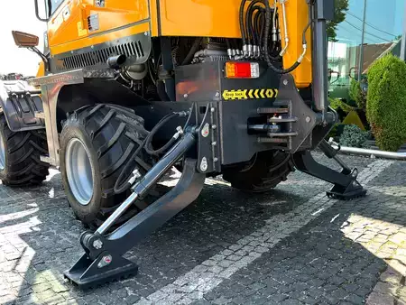 Retroescavadora compacto 2026 Günstig B910 (18)