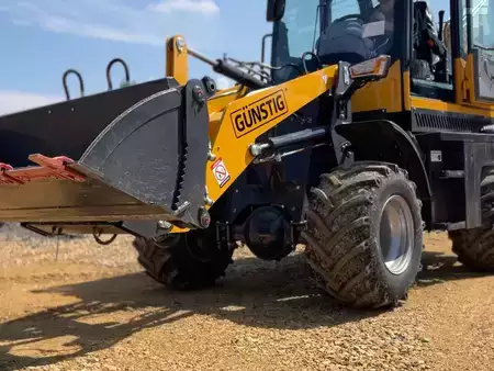 Retroescavadora compacto 2026 Günstig B910 (24)
