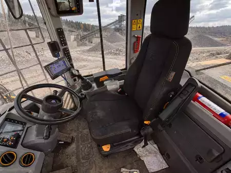 Kolové nakladače 2021 JCB 437 S5 WM (3)