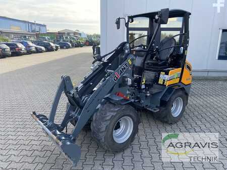 Kolové nakladače 0 Giant G2200E (1)