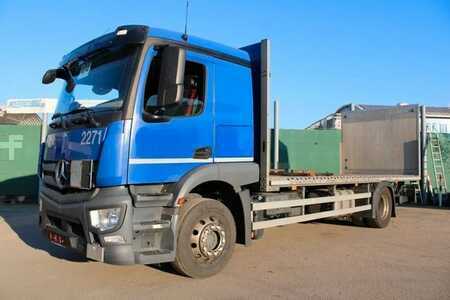 Náklaďák 0 Mercedes-Benz 1832 (1)