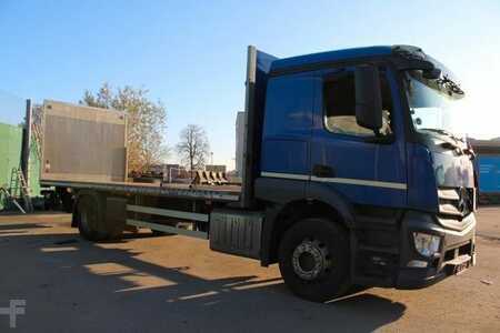 Náklaďák 0 Mercedes-Benz 1832 (4)