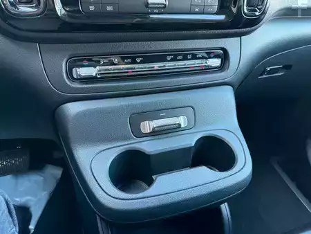 Outro 2025 Mercedes-Benz Vito 116 CDI 9G Tourer AHK2,5to LED (13)