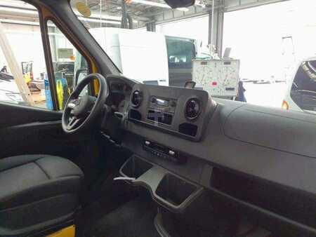 Autres 2024 Mercedes-Benz eSprinter 312 DHL Regal KEP-Ausbau (4)