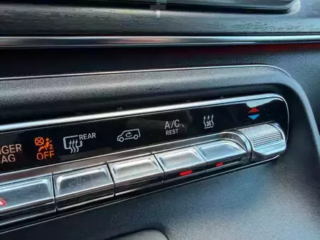 Outro 2025 Mercedes-Benz V 300 d STYLE AMG 4MATIC AIRMATIC DISTRONIC Pano (17)