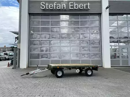 Outro 2018 Pefra Anhänger 3100 / Länge: 2,55 m / 2.810 kg / 2018 (1)