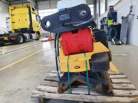 Accessoires 2016 Rädlinger Schwenkrotator CAT M318 / CW 40 / 2016 (14)