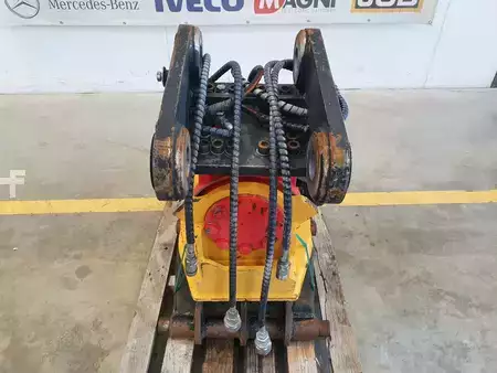 Accessoires 2016 Rädlinger Schwenkrotator CAT M318 / CW 40 / 2016 (2)