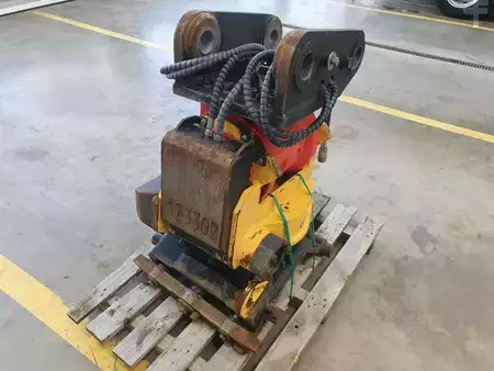 Accessoires 2016 Rädlinger Schwenkrotator CAT M318 / CW 40 / 2016 (5)