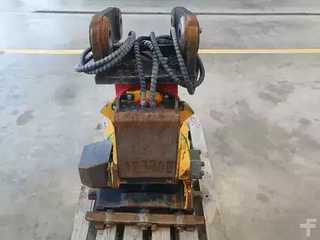 Accessoires 2016 Rädlinger Schwenkrotator CAT M318 / CW 40 / 2016 (6)